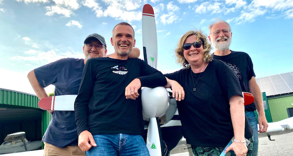 3 Freunde gemeinsam mit dem Piloten vor dem Flugzeug mit dem sie einen Rundflug über die Küste entlang von Sankt Peter-Ording geflogen sind.