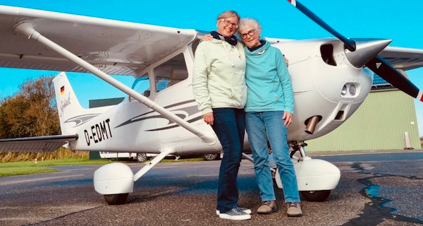 Mutter und Tochter stehen umarmt vor der Cessna, nachdem sie mit Fly-SPO über Amrum geflogen sind.