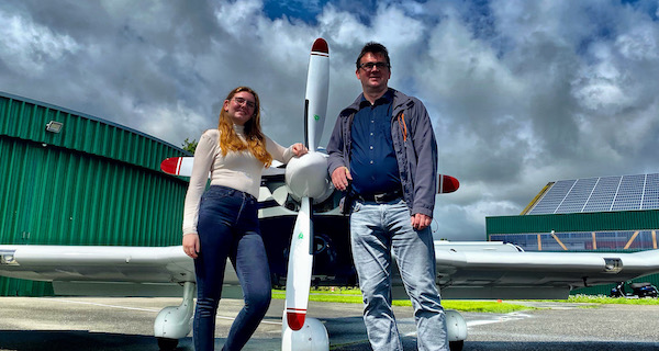 Vater und Tochter posieren vor dem Flugzeug von Fly-SPO Wattflug nach Ihrem Rundflug über Eiderstedt.