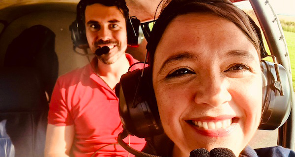 Das junge Paar im Kleinflugzeug von Fly-SPO strahlt, beide haben noch Ihre Kopfhörer auf kurz nach der Landung.