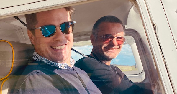Pilot und Fluggast sitzen im Flugzeug kurz vor dem Start für den Rundflug entlang der Nordseeküste.