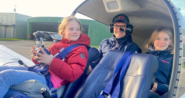 Vater mit seinen 2 Töchtern im Flugzeug vor dem Start zu einem Rundflug mit Fly-SPO